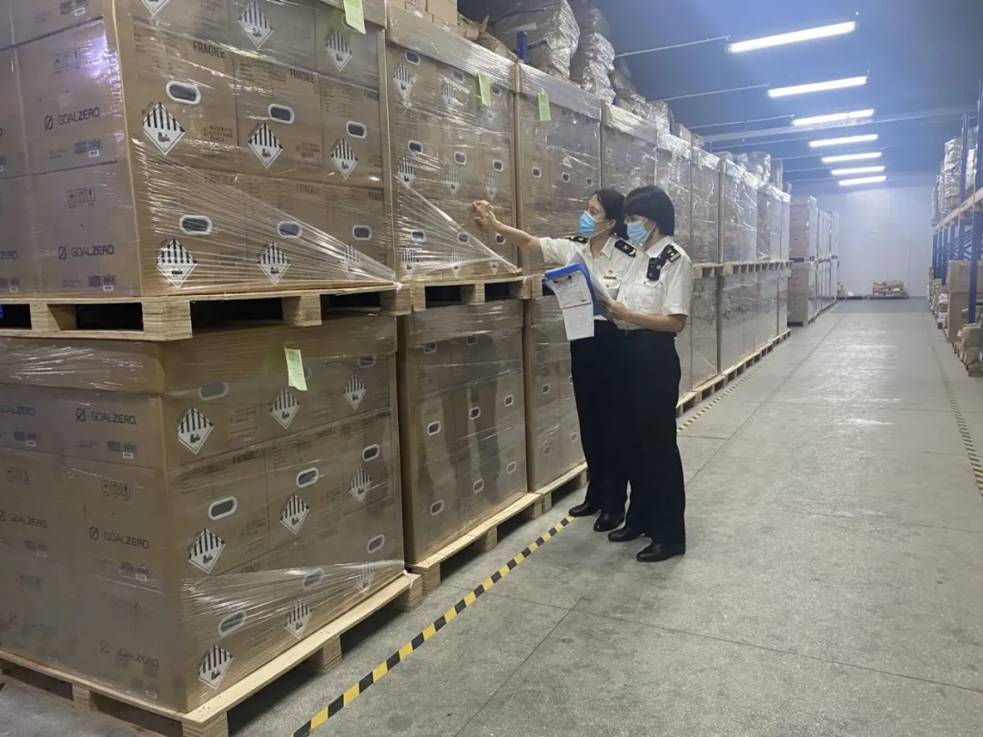海关查验人员在检查锂电池包装和标签的现场照片。